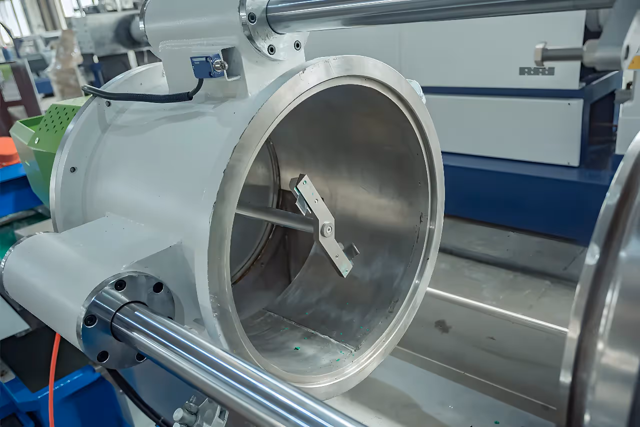 Pelletizing machine cutting chamber
