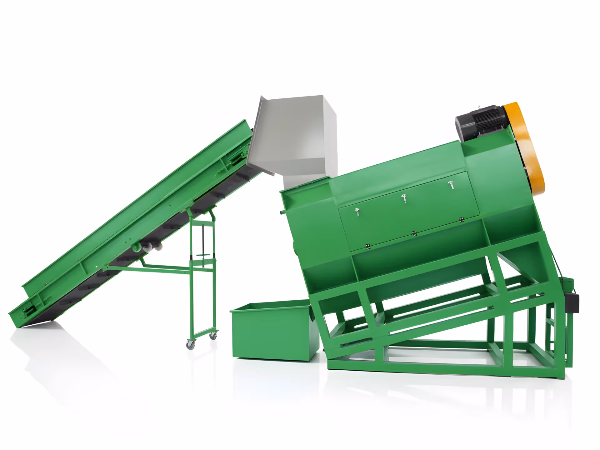 An industrial wet label remover for plastic bottles, shown with an infeed conveyor, used to mechanically strip labels in a recycling line.